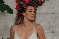 05 A jaw-dropping fresh flower crown was created especially for the bride to match the venue decor