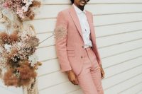 05 For the wedding, the groom wore a pink suit, a white shirt and floral moccasins