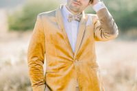 a catchy groom’s look with a white shirt, a msutard velvet blazer, grey pants and a white shirt for the fall