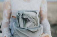 a grey marble wedding cake is a stylish idea for a mmodern grey wedding, it looks fresh, bold and edgy