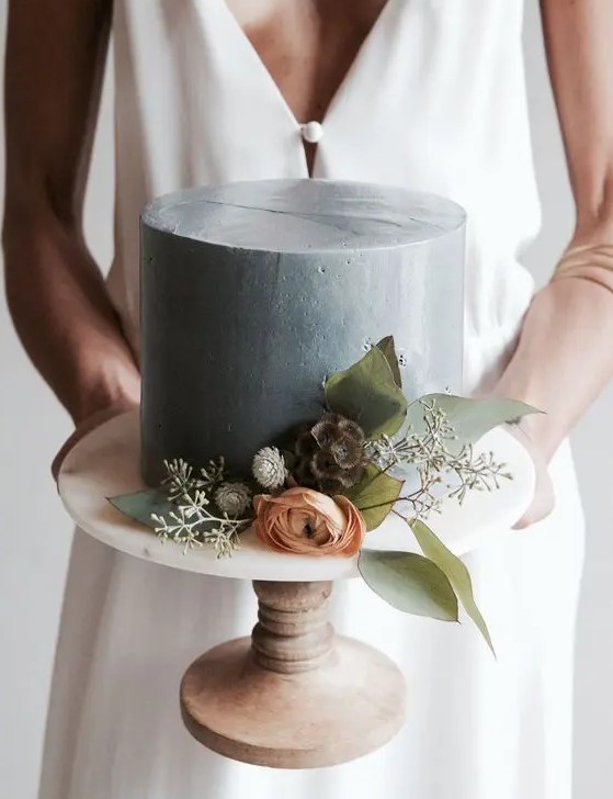 a matte grey cake with fresh greenery and blooms is a cool idea for a modern winter wedding in grey