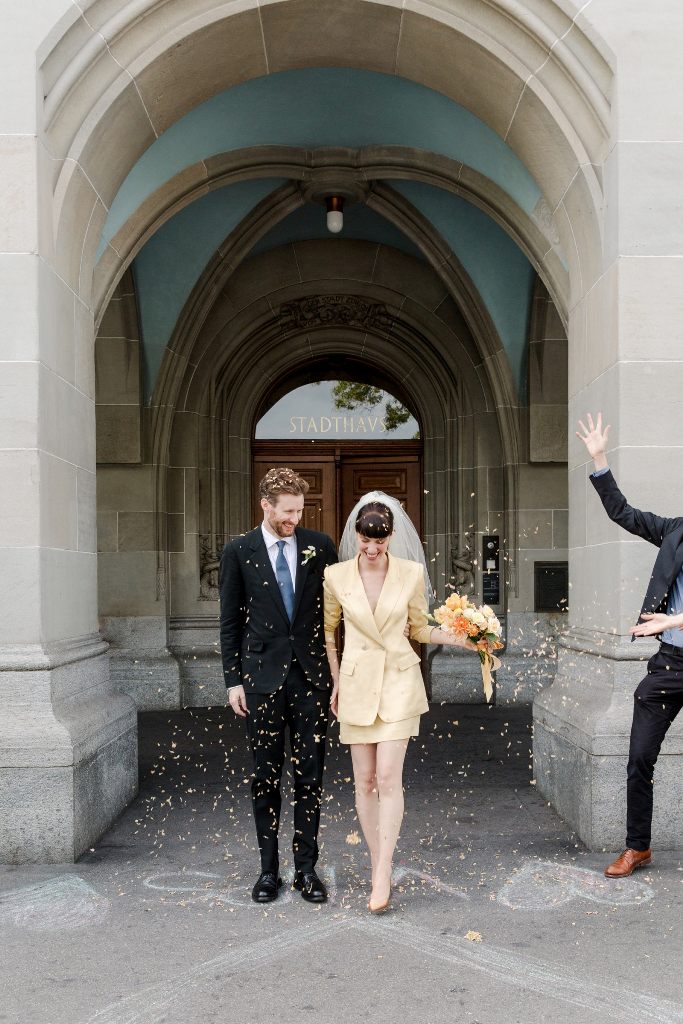 a light yellow skirt suit, gold shoes and a veil for a simple city hall elopement - such a casual look can be worn afterwards, too