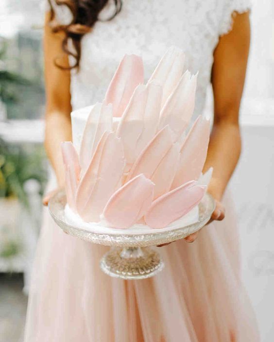 a delicate wedding cake with large pink brushstrokes is a very pretty and chic idea for a romantic wedding