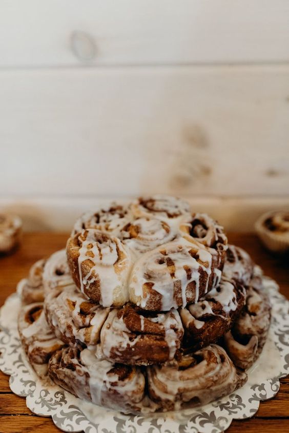 a cinnamon roll wedidng cake - stacked cinnamon buns and white icing for a relaxed and cool wedding