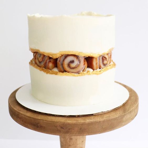 a trendy fault line wedding cake