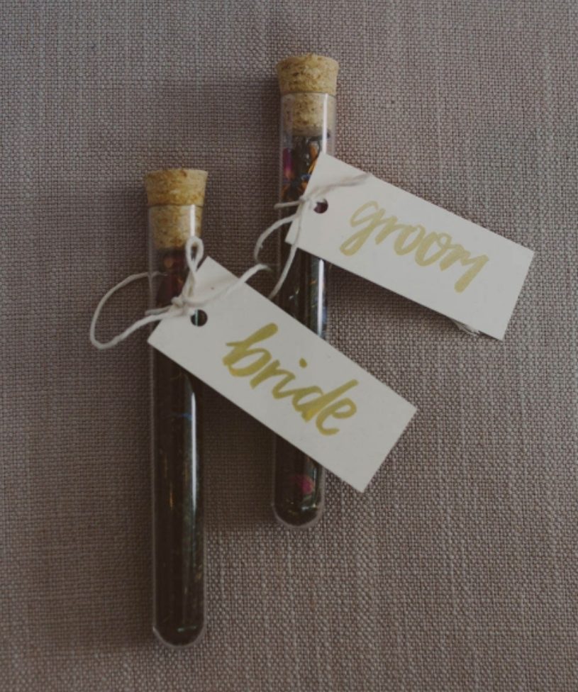 your favorite tea blends packed in test tubes are a great idea for any wedding, and you will personalize your wedidng like that