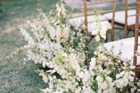 27 overgrown flowers lining up the wedding aisle look chic, beautiful and out-of-the-box and make the space more romantic