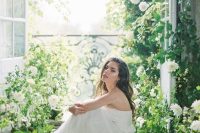 35 an overgrown flower space with lots of greenery – a real garden turned into a bride’s room for preparations is a lovely idea