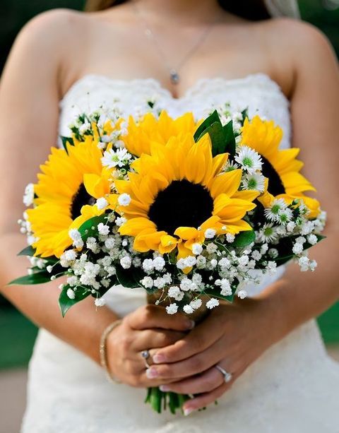 a classic rustic wedding bouquet with sunflowers and baby's breath and daisies is a very cool and bright idea and you can DIY it