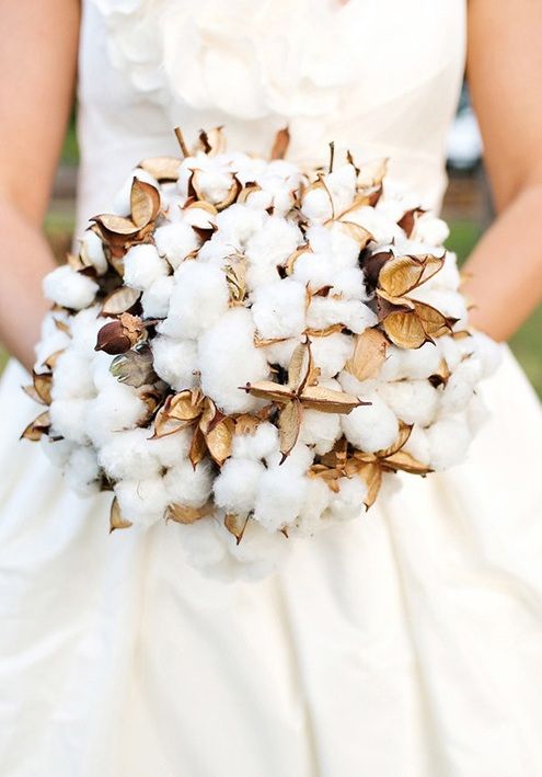 a creative fall or winter wedding bouquet made of cotton and dried elements shaped as a ball is a chic and cozy idea for a cold season