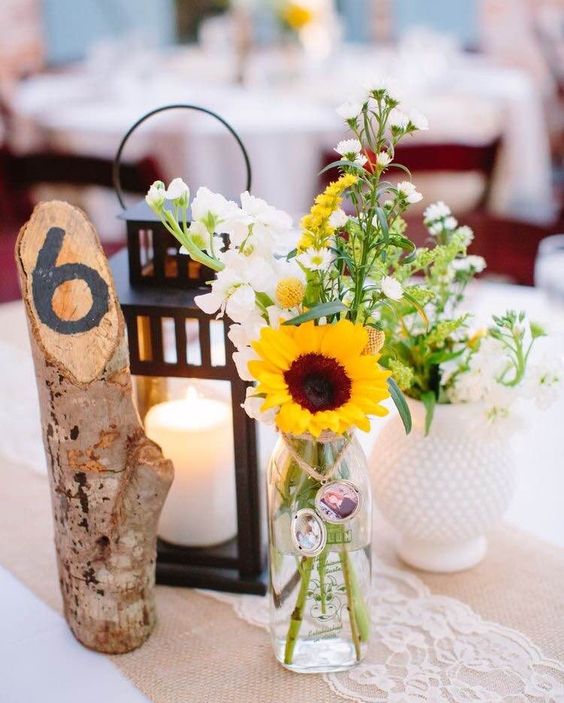 a simple yet stylish cluster wedding centerpiece
