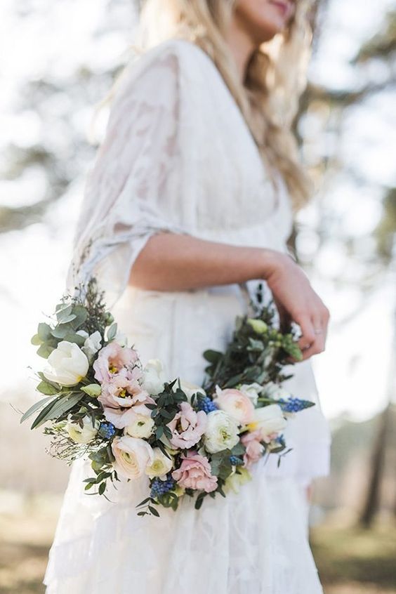a stylish hoop wedding bouquet of greenery, white, pink and blue flowers is a very cool idea for a boho bride