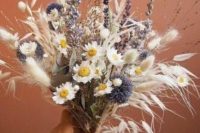 a very cute and simple summer dried wedding bouquet of lavender, allium, daisies, bunny tails is easy to make yourself and it looks cool