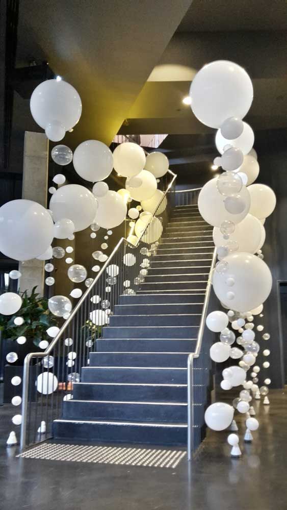 a ladder in your wedding venue can be decorated like that - with white balloons of various sizes, they give a modern feel to the space