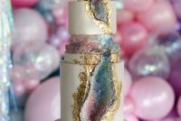 03 a bold iridescent wedding cake with gold edges and geode touches is a fantastic solution for an iridescent wedding