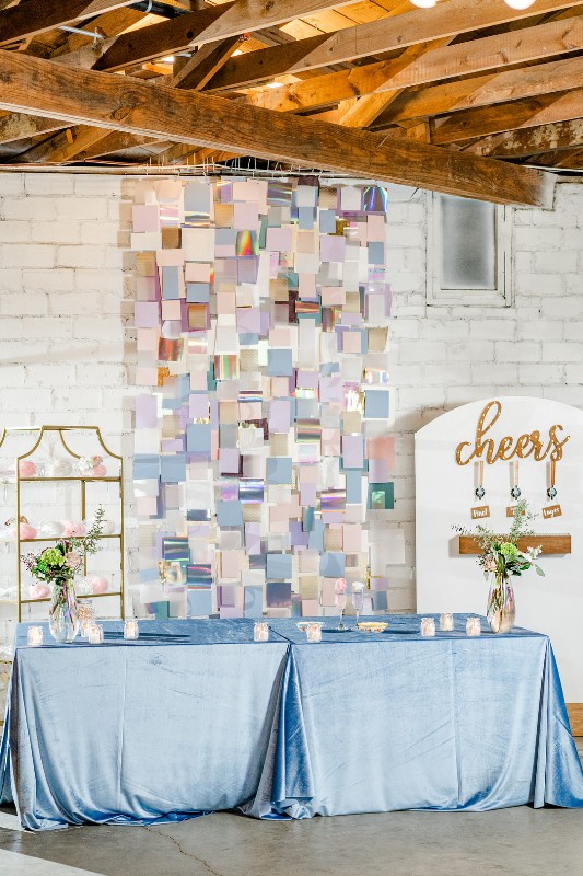 an iridescent and holographic wedding backdrop of squares is a gorgeous idea to try for your bold wedding