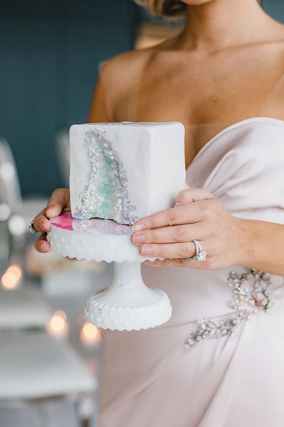 an white wedding cake with an iridescent geode detail is a lovely and chic idea with a touch of glam and a wow factor