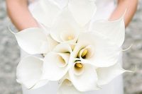 32 a pretty and bold white calla wedding bouquet is what a refined minimalist bride needs, and it’s great for many seasons and locations