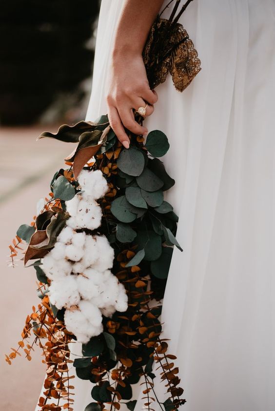 a modern wedding bouquet of eucalyptus, dried euclayptus and cotton branches is a very cool and fresh idea to go for