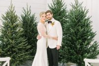 34 beautiful Christmas trees are a fantastic backdrop for a Christmas wedding, they require no decor at all as they already look gorgeous
