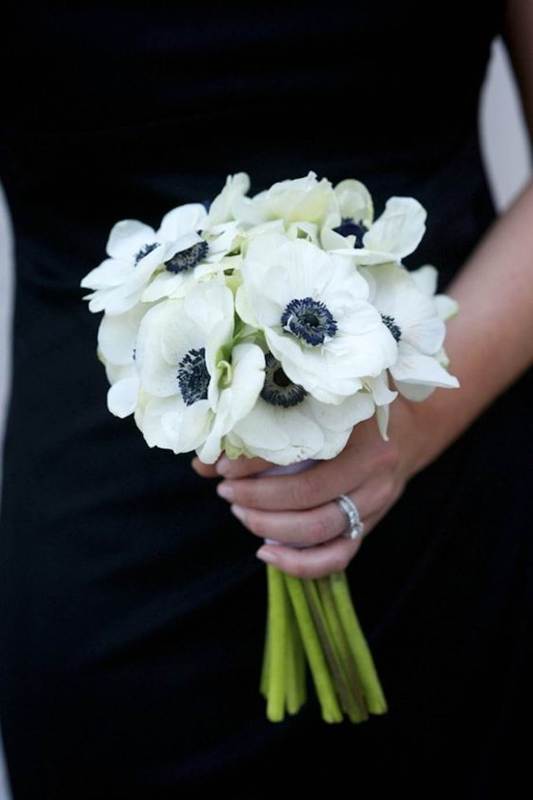a small white anemone wedding bouquet is an elegant and chic solution for a spring or summer wedding