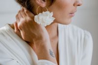 very beautiful and chic gold hoop earrings with white flowers are a fab solution for a modern and very feminine bridal look