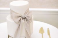 30 a stylish white wedding cake decorate with a dove grey ribbon bow is a very refined and beautiful solution for a modern and exquisite wedding