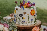 a cute one-tier wedding cake for a boho wedding