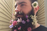 a beard with white, purple, orange blooms and pink ones for a very romantic look at the wedding
