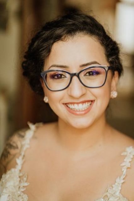 a catchy black cat eye frame is a chic idea for a modern bride, black touches will be a nice accent for the face