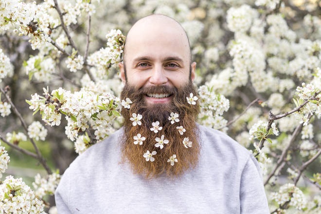 a floral beard with fresh white spring blooms is a lovely idea for a spring or summer groom, looks chic