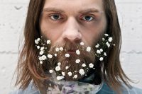 a very delicate beard with a bit of baby’s breath is a chic and lovely solution for a spring groom