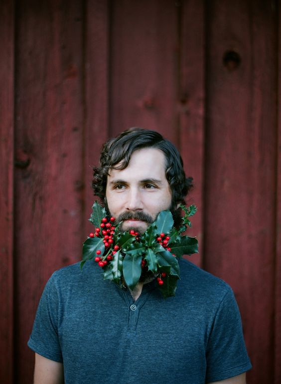 if you are getting married at Christmas, you may rock traditional for this holiday stuff like these leaves and berries