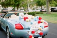 25 attach oversized colorful pompoms to your car and leave with fun, without any annoying sounds and with a touch of color