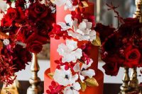 26 a red wedding cake with red and white blooms, with gold leaves is a fantastic idea for a colorful wedding, with an elegant combo of colors