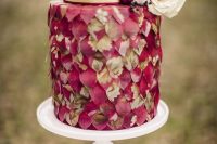 a fabulous wedding cake in shades of red