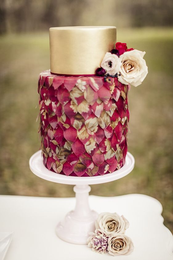 a fabulous wedding cake in shades of red