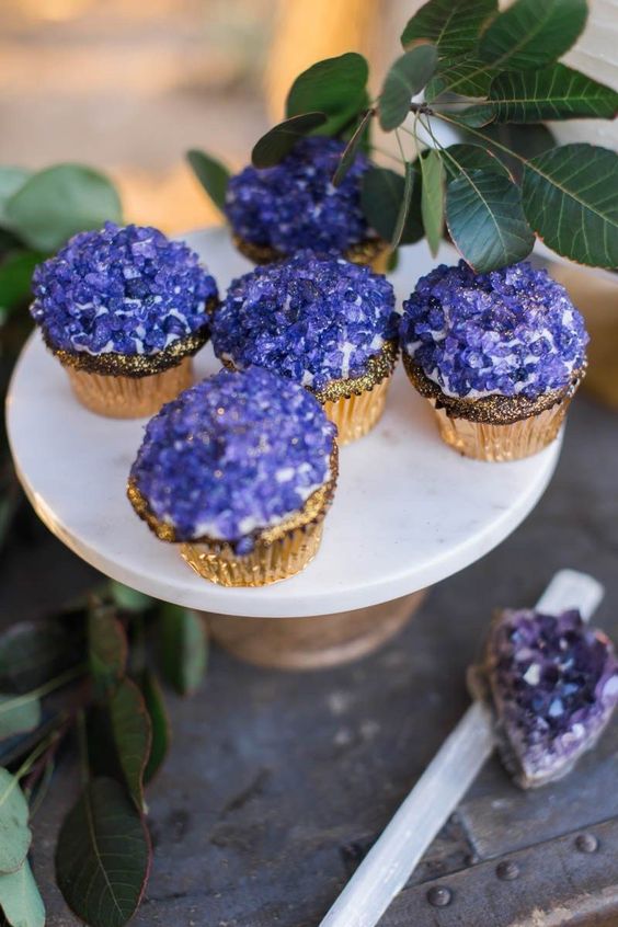 fantastic cupcakes with violet sugar geodes on top and gold glitter are great for your wedding dessert table, a nice addition for a purple cake