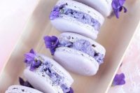 40 lilac macarons with violet geodes and purple blooms are a delicious and very beautiful alternative to a wedding cake