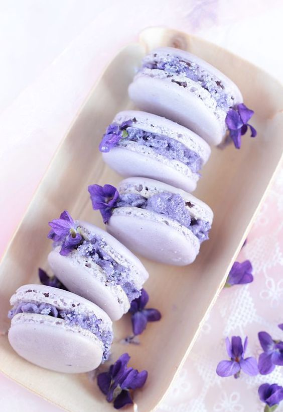 lilac macarons with violet geodes and purple blooms are a delicious and very beautiful alternative to a wedding cake