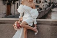 a sexy 90s inspired mini wedding dress with puff sleeves and a long train, nude shoes and a necklace for a super hot look
