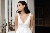 10 a romantic and minimalist bridal look with a plain A-line wedding dress with a V-neckline is amazing