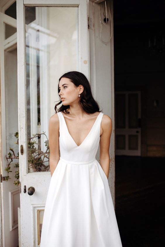 a romantic and minimalist bridal look with a plain A line wedding dress with a V neckline is amazing