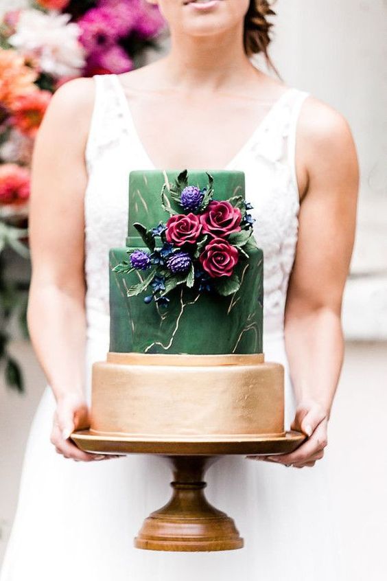 a bold wedding cake with green marble tiers and a gold one, with purple and pink fresh and sugar blooms and greenery is a chic idea for the fall