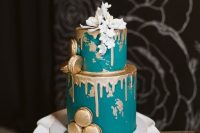 45 an emerald wedding cake with gold drip, gold leaf touches, gold macarons and white blooms on top the cake