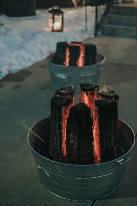 burning tree stumps in galvanized tubs are gorgeous wedding lights and decoration for a fall or winter wedding, you can DIY it