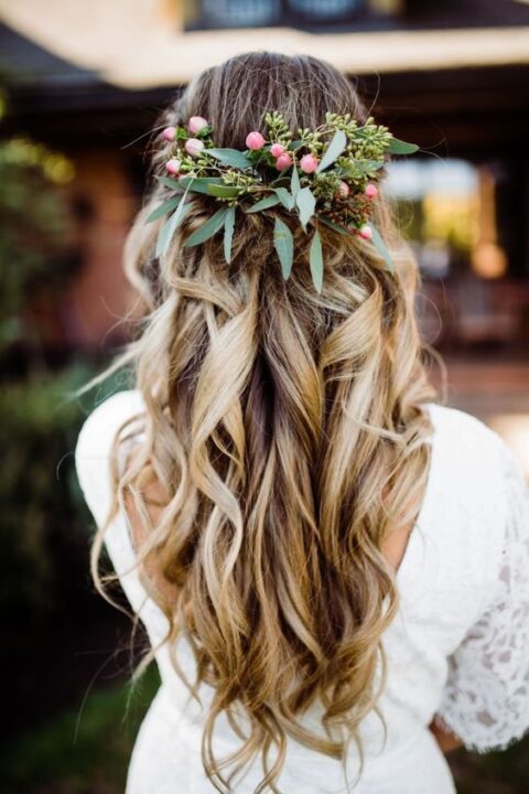 a lovely and delicate foliage bridal crown with berries is a cool idea for a holiday wedding