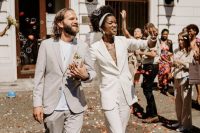 a minimalist groom’s outfit wiht a dove grey pantsuit, a white t-shirt and white sneakers is a lovely idea for a minimalist wedding