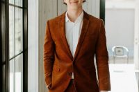 a modern and cool groom’s look with a rust-colored pantsuit, a white shirt will be a perfect solution for a fall wedding