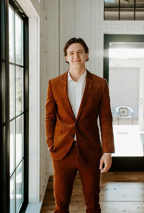 a modern and cool groom's look with a rust-colored pantsuit, a white shirt will be a perfect solution for a fall wedding